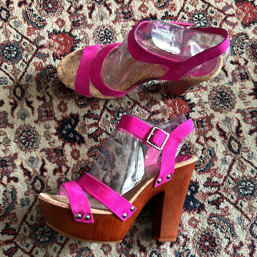 Gianni Bini Fuschia Flame Retro Glam Wood Block Heels - Picture 4 of 8